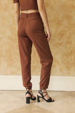 Cargar imagen en el visor de la galería, Pantalón Artemisa Marrón Segunda