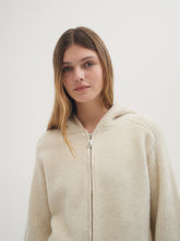 Cargar imagen en el visor de la galería, Campera Must